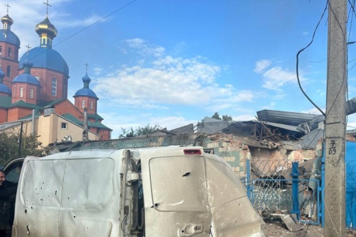 Пошкоджений автомобіль і зруйновані павільйони біля ринку в Лозовій після удару 22 жовтня 2026 року