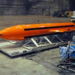 Авіабомба GBU-43/B MOAB помаранчевого кольору в ангарі
