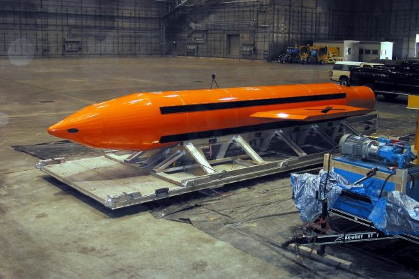 Авіабомба GBU-43/B MOAB помаранчевого кольору в ангарі