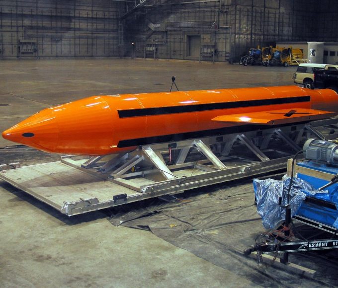 Авіабомба GBU-43/B MOAB помаранчевого кольору в ангарі