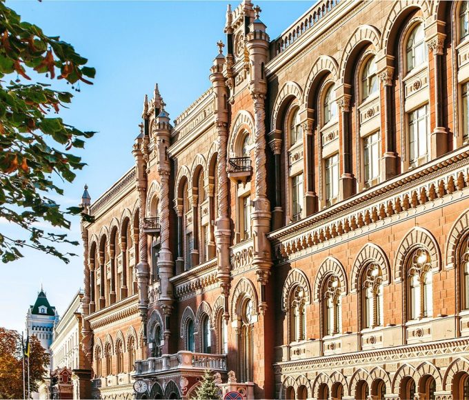 Будівля Національного банку України на Інститутській вулиці в Києві