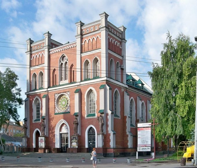 Костел у центрі Рівного, архівне фото