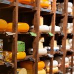 Полиці з головками сиру в магазині мережі «Сирне королівство»