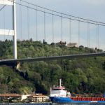 Вантажне судно проходить протокою Босфор