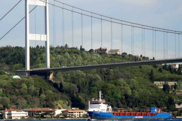 Вантажне судно проходить протокою Босфор