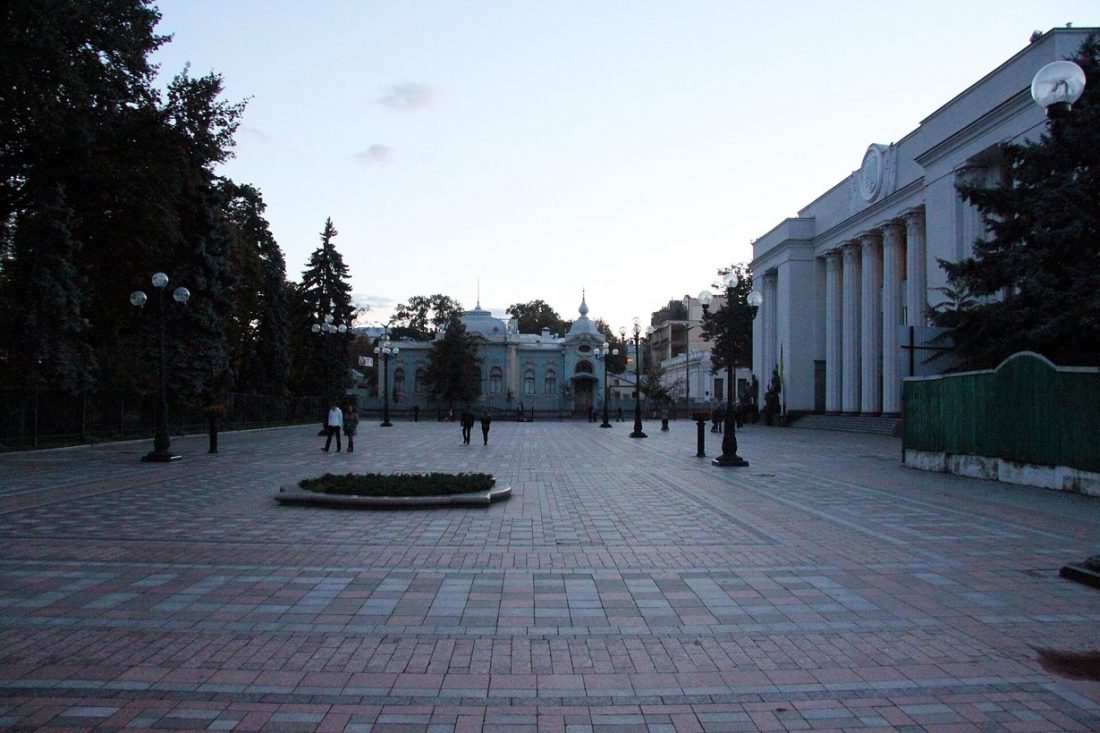 Будівля Верховної Ради на вулиці Грушевського в Києві