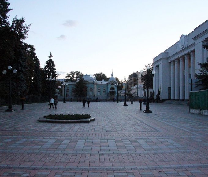 Будівля Верховної Ради на вулиці Грушевського в Києві