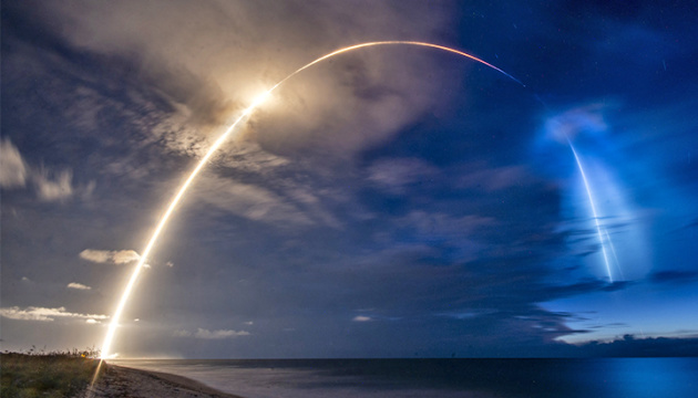 SpaceX четвертые сутки подряд не может запустить итальянский спутник